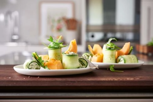 Gurken-Röllchen mit Oliven-Frischkäse und Melone