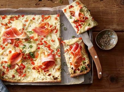 Flammkuchen mit Brie, Peperoni und Rohschinken 