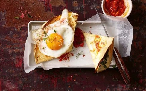 Quesadillas mit Frischkäse, Kidneybohnen und Spiegelei 