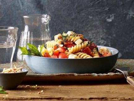 Pasta mit Tomaten-Camembert-Tatar