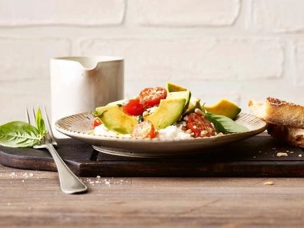 Avocado mit warmen Cherrytomaten und Hüttenkäse 