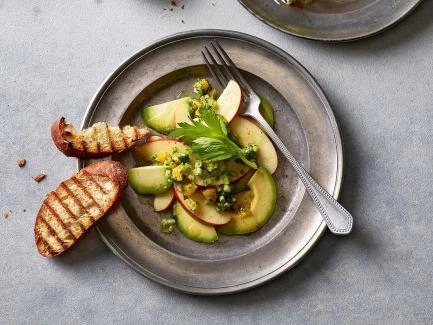 Apfel-Avocado-Carpaccio mit Orangen-Haselnussöl