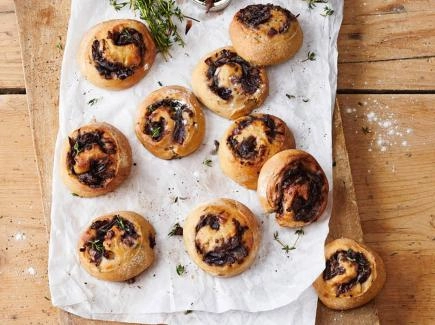 Zwiebel-Sardellen-Schnecken