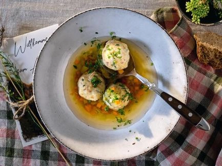 Bouillon mit Speckknödeln