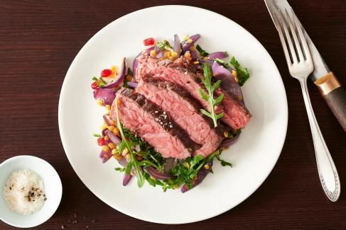 Bavette mit Salat von gebratenen Zwiebeln und Linsen