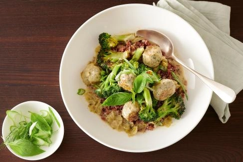 Reis-Bowl mit Broccoli und Hackbällchen