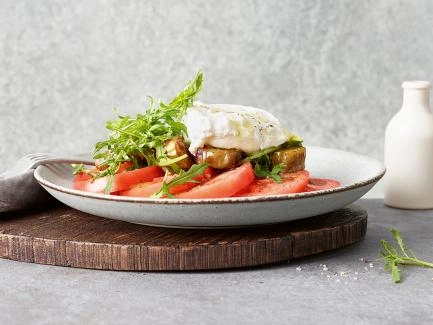 Lauwarmer Auberginen-Tomaten-Salat mit Burrata