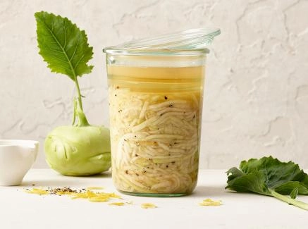 Fermentierte Kohlrabi mit Zitrone 