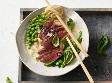 Schnelle Asia-Nudelbowl mit Rindfleisch-Streifen