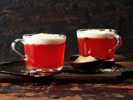 Cranberry-Punsch mit Kokoscreme