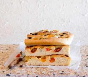 2015-04-focaccia-mit-cherrytomaten-knoblauch-oliven