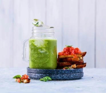 Zucchetti-Gazpacho mit Tomatenbrot